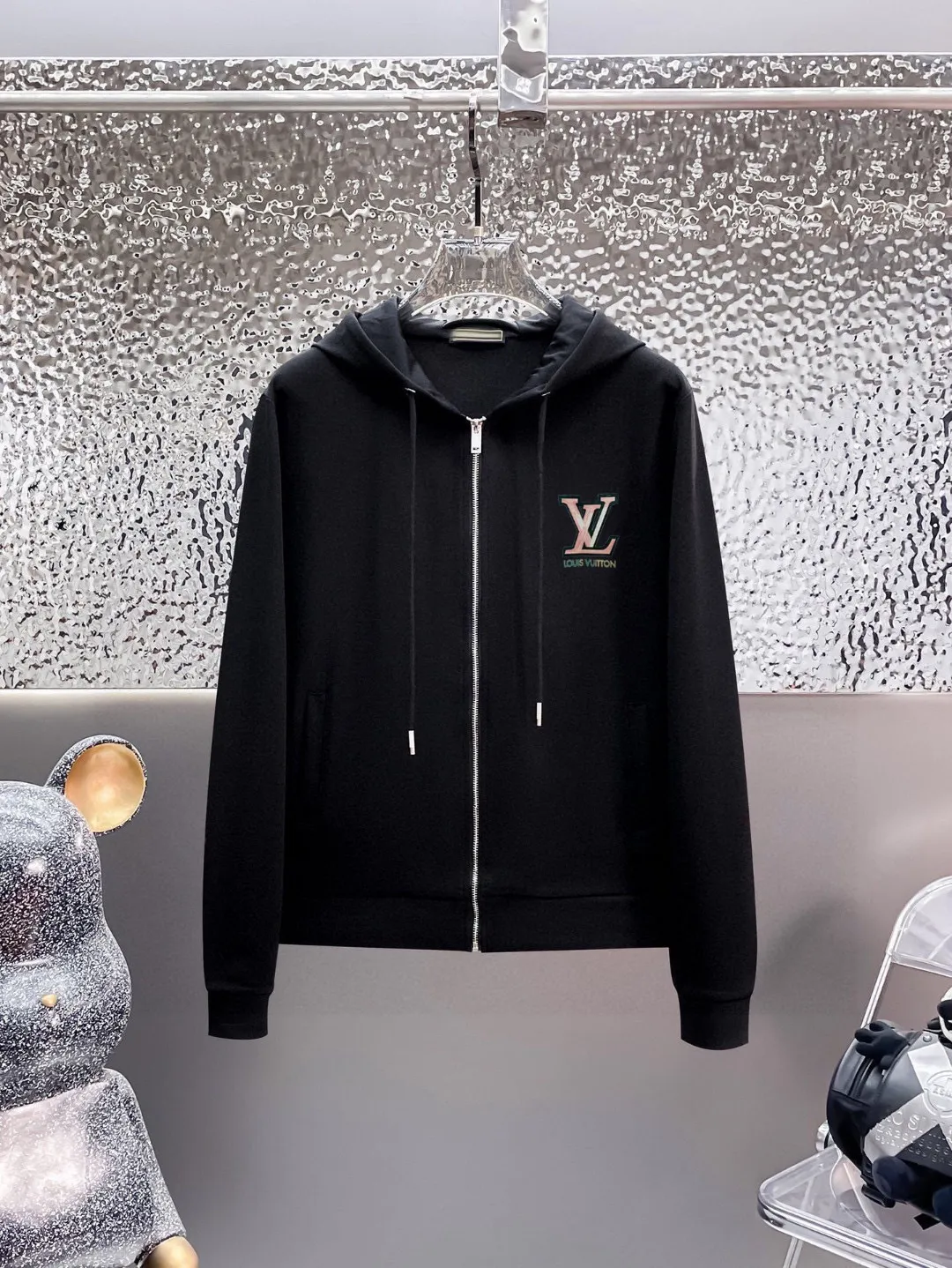 🅿️420 [LV Louis Vuitton] (Fat Man Gospel) hot-selling suit is coming. Focus on the original version of the official website. 2025 new hot-selling cardigan sweater suit. The original order is the best. 🇭🇰The meticulous work of top designers is dedicated to a fitting and perfect upper body effect. All-natural high-quality Roman cotton 100%, close-fitting comfort, noble and elegant! Original hardware embodies elegance and nobility! Counter size: M-5XL (maximum wear up to 220 pounds)